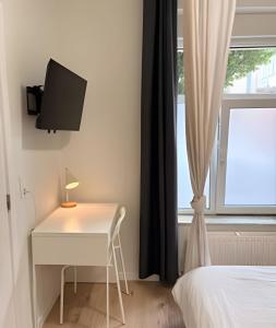 TV a/nebo společenská místnost v ubytování Comfortable studio 10 min from Midi Station and 15 min from Brussels center