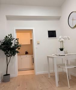 TV a/nebo společenská místnost v ubytování Comfortable studio 10 min from Midi Station and 15 min from Brussels center + 4 fotografie
