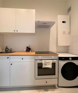 Kuchyň nebo kuchyňský kout v ubytování Comfortable studio 10 min from Midi Station and 15 min from Brussels center