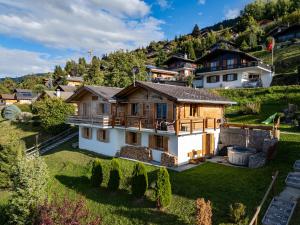 eine Luftaufnahme eines Hauses in den Bergen in der Unterkunft Chalet Chanterelle - Cosy et montagnard in Plan Fey