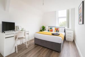 Gambar di galeri bagi Manygates House by Alt-Stay - Wakefield Budget Friendly Contractor and Relocation Accommodation - Private Room with Parking, Fast Wi Fi, In Room Tea and Coffee, Shared Kitchen, Bathrooms and Lounge - Long Stay Ready with Weekly and Monthly Rates di Wakefield +15 gambar