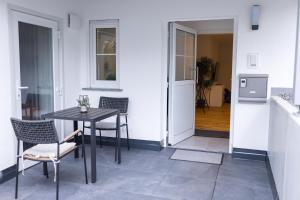 a small dining room with a table and chairs at Gemütlich wohnen im Herzen des Hunsrücks in Emmelshausen