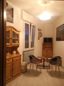 a living room with a table and two chairs at Il Rifugio di Mario in Monzuno