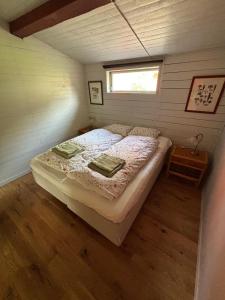 ボースタッドにあるBäckdalens Bed and Breakfast & Caféの窓のある小さな部屋のベッド +8枚の写真