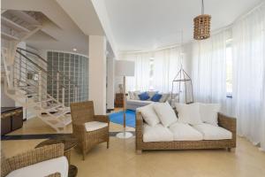 - un salon avec un canapé blanc et des chaises dans l'établissement Cinque Terre Moneglia Apartments, à Moneglia
