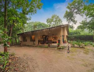 a small house in the middle of a forest at Mud House by Paatlidun in Jāmb