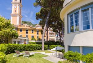 A garden outside Cinque Terre Moneglia Apartments
