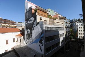 ein Gebäude mit einem Wandgemälde an der Seite in der Unterkunft Cozy Loft Monastiraki in Athen