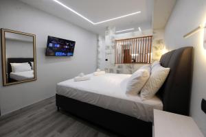 ein Schlafzimmer mit einem großen Bett und einem Spiegel in der Unterkunft Cozy Loft Monastiraki in Athen