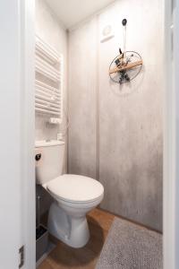 ヴァイデンにあるTiny House mit Terrasse und Garten in Altstadtnähe inkl Parkplatzの白いトイレと窓のあるバスルーム +8枚の写真