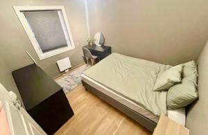 Postel nebo postele na pokoji v ubytování Koselig leilighet ved Solsiden, 2 soverom