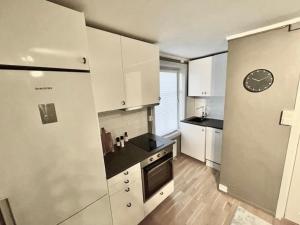 Kuchyň nebo kuchyňský kout v ubytování Koselig leilighet ved Solsiden, 2 soverom