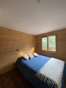 Una cama o camas en una habitación de Beautiful cozy chalet with mountain view