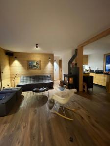 Una televisión o centro de entretenimiento en Beautiful cozy chalet with mountain view