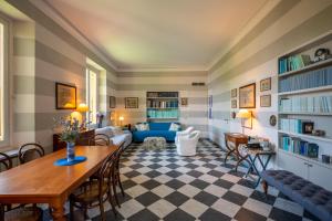 Ruang duduk di Regina by PortofinoHomes