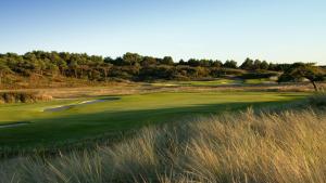 a view of the ninth green on the golf course at Les Terrasses Du Golf in Le Touquet-Paris-Plage