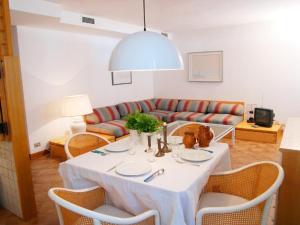 una sala de estar con una mesa y un sofá en Casa Sant'Eufemia, en Grado
