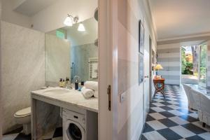 Bilik mandi di Regina by PortofinoHomes +46 gambar