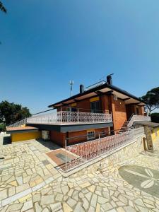 Cette maison dispose d'un balcon et d'une terrasse en pierre. dans l'établissement crisann house, à Frascati