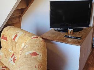 Μια τηλεόραση ή/και κέντρο ψυχαγωγίας στο Chalet Mitoyen Duplex avec 2 Chambres - Résidence 3 Étoiles avec Piscine à Superdevoluy - FR-1-504-453 +14 φωτογραφίες