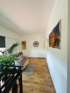 un salon avec un canapé et une horloge au mur dans l'établissement crisann house, à Frascati
