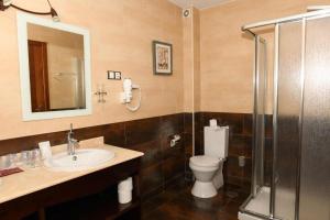 ein Badezimmer mit Toilette, Waschbecken und Dusche in der Unterkunft Apartamento uso Turistico Ancora de Oro 1 in Kap Finisterre