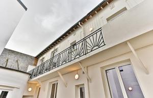 un balcón en el costado de un edificio en Appartement avec balcon proche de la capitale - II, en Bagnolet