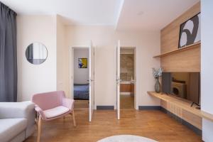 Televiisor ja/või meelelahutuskeskus majutusasutuses Forest view front line apartment on Dzintaru prospekts