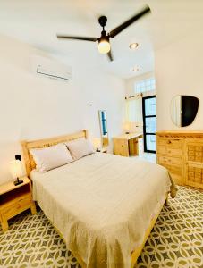 a bedroom with a bed and a ceiling fan at CASA DE PLAYA con PISCINA en SISAL SÚPER EQUIPADA in Sisal