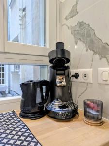 une cafetière assise au-dessus d'un comptoir dans l'établissement Superbe Studette au cœur de l'ile Saint Louis - 1 personne, à Paris