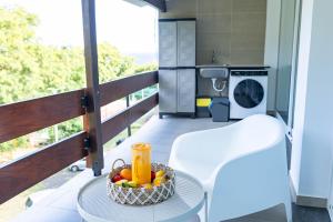 a table with a bowl of fruit on a balcony at MCM Matur Flats 2, 11 Duplex in Santa Cruz
