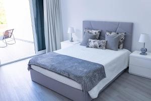 a bedroom with a king sized bed and a balcony at MCM Matur Flats 2, 11 Duplex in Santa Cruz