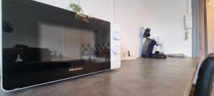 un téléviseur à écran plat posé sur une table dans l'établissement T1 rénové 26m2 cosy confort !, à Anzin