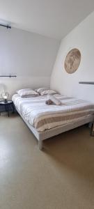 - un lit dans une chambre blanche avec publicité sur la notation dans l'établissement T1 rénové 26m2 cosy confort !, à Anzin