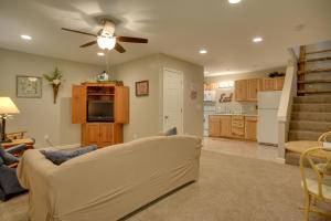Η κουζίνα ή μικρή κουζίνα στο Wooded Gilbertsville Hideaway on Kentucky Lake!
