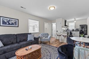 una sala de estar con un sofá y una mesa en Wentzville One Bedroom Home, en Wentzville