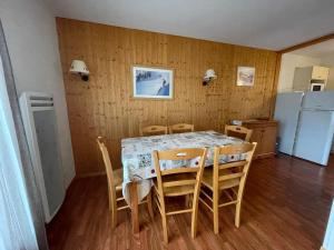 Nhà bếp/bếp nhỏ tại Chalet Mitoyen 3 Pièces 6 Pers. avec Terrasse - Résidence Le Hameau du Puy, Superdevoluy - FR-1-504-450