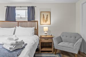 un dormitorio con una cama y una silla en Wentzville One Bedroom Home, en Wentzville