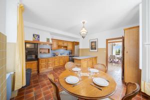 Η κουζίνα ή μικρή κουζίνα στο Burgundian house near vines and Beaune