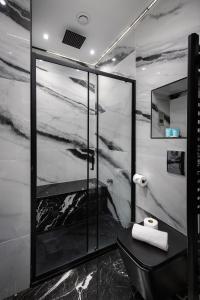 a bathroom with a shower with a toilet and a mirror at Edinburgh City 2Bedroom & steam room! in Edinburgh