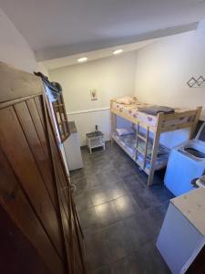 Camera piccola con letto a castello e tavolo di Miramar a Miramar