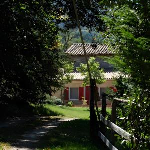 a house with a fence in front of it at Gîte Le Chant Des Oiseaux in Sahorre