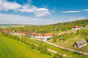 VlčnovにあるPrázdninový dům, Relax ve Vlčnovských búdáchの家屋と道路のある農場の空中風景