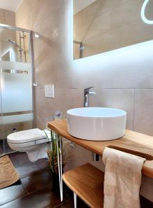 un baño con lavabo e inodoro en Villa Alekatele, en La Tranche-sur-Mer