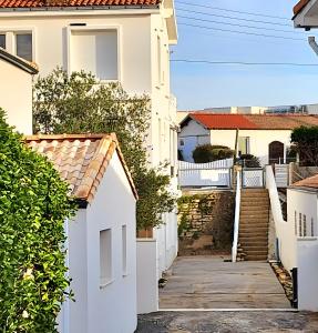 una casa blanca con una puerta y una pasarela en Villa Alekatele, en La Tranche-sur-Mer 20 fotos más