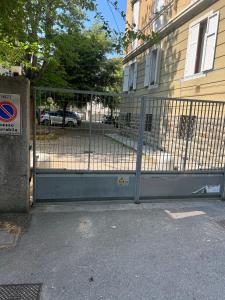 una puerta delante de una casa con un coche en Casa del Cucciolo con parcheggio privato, en Trieste