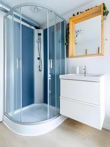Un baño de Charming Top-Floor Apartment with Unique Loft Design