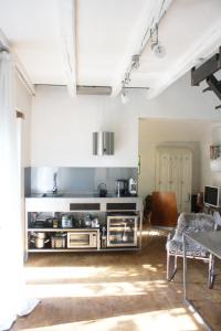 Ett kök eller pentry på VILLA 22 - Atelier-Gästehaus