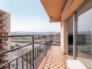 ein Balkon mit Blick auf die Stadt in der Unterkunft Playa, Port Fórum y BCN centro a 10 min - Apartamento con Vistas in Sant Adria de Besos