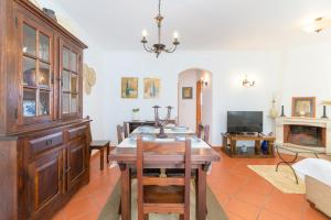 a living room with a dining table and a tv at Casa Margarida in Almograve